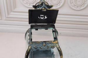 Lanterne en métal doré de style vintage avec panneau en verre pour réceptions de banquet et centres de table de luxe – Vente en gros depuis l'Inde - Product Image 6