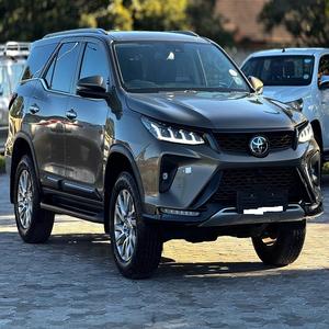 Toyota Fortuner SUV en Excelentes Condiciones, Uso Diario, Tracción en las Cuatro Ruedas, Neumáticos R19, Asientos de Cuero, Interior Oscuro, Diésel, Cámara Trasera - Product Image 5