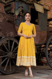 Vestido Anarkali Mustard Chikankari con Bordado, Vestido Anarkali con Trabajo de Bordado en Georgette, Anarkali con Pantalón y Dupatta - Product Image 2