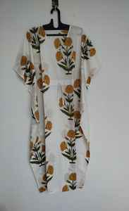 Caftán indio de algodón con estampado floral amarillo, hecho a mano, ligero, para la playa. - Product Image 6