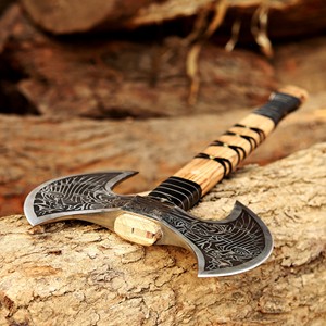 Hacha Vikinga de Doble Hoja Forjada a Mano – Cabeza de Acero al Carbono Grabada con Ácido, Mango de Madera de Fresno Sólido con Funda de Cuero, Hachas OEM Personalizadas - Product Image 4