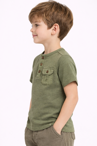 T-shirt Henley vert olive pour garçons, coton premium, manches courtes, décontracté, avec détail poche avant, doux et confortable - Product Image 2