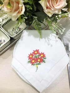 Serviettes de table en coton brodées personnalisées, motif poinsettia classique, réutilisables, durables, lavables, avec ourlet festonné, pour mariages et fêtes - Product Image 6