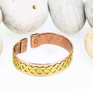 กำไลข้อมือทองแดงและทองเหลืองแท้ งานฝีมือช่างช่าง สำหรับโยคะและการทำสมาธิแบบเซน เครื่องประดับแฟชั่น ดีไซน์ใหม่ กำลังเป็นที่ต้องการอย่างมาก - Product Image 1
