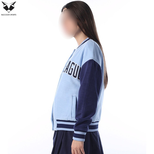 เสื้อแจ็คเก็ตวาร์ซิตี้ผู้หญิงสีฟ้ากรมท่า แขนยาว พิมพ์ลายตัวอักษร ปิดด้วยกระดุม ความยาวปกติ สำหรับขายส่ง - Product Image 4