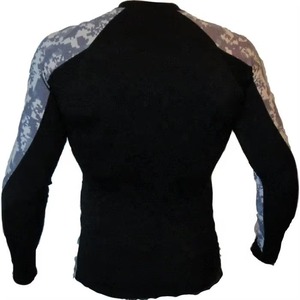 Camiseta de compresión para hombre, para gimnasio, fitness, de secado rápido, ropa deportiva para entrenamiento, correr y estilo de vida activo. - Product Image 2