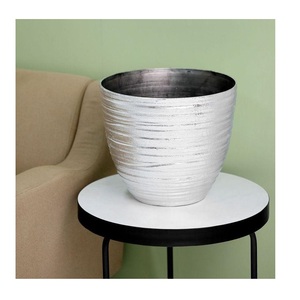 Macetas modernas metálicas para interiores, hechas a mano, elegantes, en stock a precio de mayorista. - Product Image 6