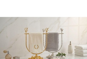 Porte-serviettes sur pied classique finition or avec motif floral pour la décoration de la salle de bain - Product Image 3