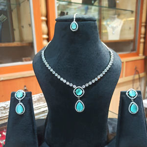 Ensemble collier et boucles d'oreilles élégants classiques en imitation argent plaqué avec strass bleu aqua, bijoux de mariage et de soirée - Product Image 1