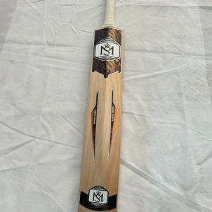 Batte de cricket Mannu Sports Kashmir Willow, qualité supérieure, légère, moderne, pour l'extérieur, en bois naturel indien, durable, avec poignée standard, pour l'entraînement - Product Image 1