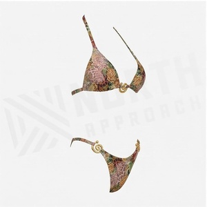 Ensemble bikini 2 pièces à imprimé floral avec bas de maillot string à spirale dorée et haut triangulaire - Product Image 3