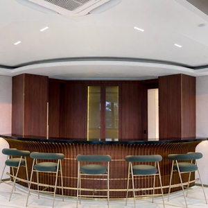 บาร์บ้านหรู Aurum Arc รุ่นปี 2026 ชุดบาร์บ้านหรูทันสมัยพร้อมไฟ LED เฟอร์นิเจอร์เคาน์เตอร์เรืองแสงสำหรับห้องนั่งเล่น อพาร์ทเมนต์ และวิลล่า - Product Image 3