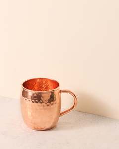 Mug à Moscow Mule en cuivre martelé artisanal avec poignée en laiton, idéal pour les cocktails à la maison, les fêtes ou les bars - Product Image 4