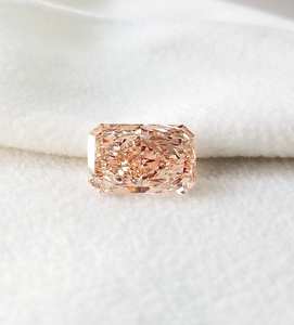 เพชรแฟนซีสีชมพูเข้ม 3 กะรัต ทรงเรเดียนท์คัท ผลิตในห้องปฏิบัติการ ด้วยวิธี HPHT CVD สำหรับทำเครื่องประดับ เช่น แหวน ต่างหู - Product Image 5