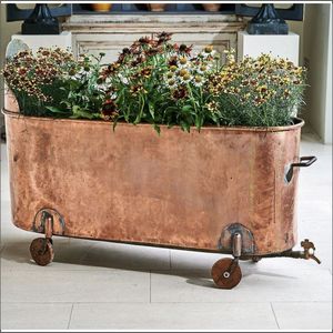 Jardinière en cuivre artisanale finition antique avec roulettes, pot de fleurs métallique robuste sur pied pour jardin - Product Image 1