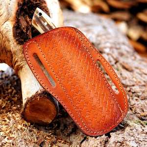 Cuchillo de caza hecho a mano con acero de Damasco, hoja fija de punta caída, mango de resina estilo ciervo y funda de cuero. - Product Image 6