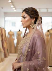 Ensemble Kurta Sharara élégant pour occasions festives avec broderies riches - Product Image 4