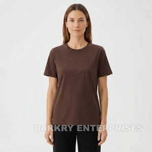 Fabricant de t-shirts noirs, t-shirt personnalisé avec logo cœur doré, vente en gros, haut en coton premium pour femmes, vêtements de luxe pour femmes OEM - Product Image 3