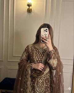 ชุดเดรส Anarkali สีน้ำตาลปักลายสไตล์ปากีสถาน ชุดเลเฮนกาแขนยาว พร้อมผ้าคลุมไหล่ สำหรับงานปาร์ตี้และงานแต่งงาน - Product Image 3