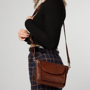 Bolso bandolera de cuero marrón vintage para mujer, bolso tipo sling premium para uso diario con diseño de bolsillo frontal. - Product Image 4