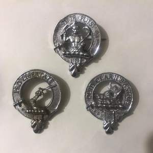 Insignia del escudo del clan Wallace hecha de estaño. Muestra una mano sosteniendo una espada, con el emblema del clan. - Product Image 6