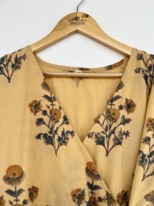 Robe courte beige en coton à imprimé floral pour femme, style cache-cœur, col en V, manches courtes, tenue d'été légère, style bohème, pour la plage - Product Image 4