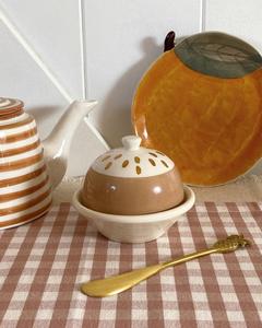 Mantequillera de Estilo Vintage con Tapa de Cúpula, Patrón Decorativo, Acabado Esmaltado Liso, Bandeja Compacta, Elegante Almacenamiento de Mantequilla para Mesa - Product Image 4