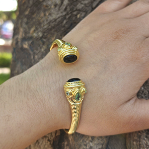 Bracelet ajustable bohème multi-pierres plaqué or 18 carats, avec onyx noir et quartz bleu, ouverture frontale, bijoux de créateur. - Product Image 2