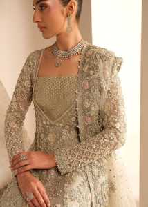Robe de mariée de luxe avec col montant et détails en dentelle, traîne longue, style élégant pour cérémonie de mariée traditionnelle et moderne - Product Image 5