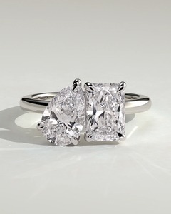 Bague de fiançailles Arviquea en argent sterling avec diamant de laboratoire de 1,5 et 1,8 carat, certifiée IGI, modèle Poire et Radiant Toi et Moi - Product Image 1