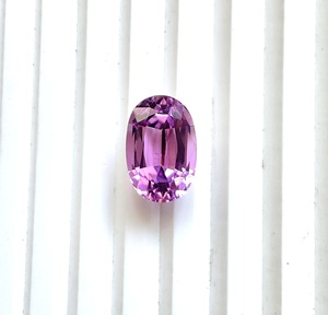 Piedra natural de kunzita de 15.74 quilates con corte ovalado para la elaboración de joyería fina. - Product Image 2