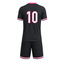 Uniforme de fútbol profesional negro, rosa y blanco |   Conjunto de Uniforme de Fútbol Personalizado con Números |   Ropa Deportiva Elegante con Ribete a Rayas para Equipos