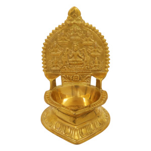 Lámpara de aceite decorativa tradicional de latón Ashtalakshmi – Para el hogar y la Pooja - Product Image 1
