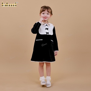 Robe en velours noir DR4506 pour enfants, style décontracté automne, motif floral, 100% coton, smockée à la main, silhouette trapèze, écologique - Product Image 6