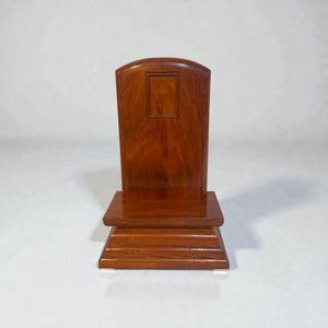 Placas conmemorativas ancestrales que se pueden grabar con inscripciones personalizadas en madera aromática. - Product Image 1