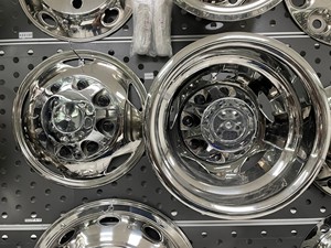 Ensemble de caches-moyeu en plastique chromé A+ US 17 pouces avec 8 goujons à visser pour Chevrolet Silverado et Sierra 3500HD 2011 et plus - Product Image 5