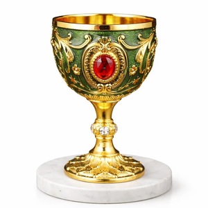 Gobelet en métal artisanal élégant avec bordure dorée et corps vert gemme rouge pour les occasions de mariage - Product Image 1