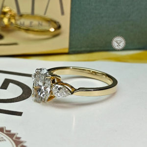 Anillo de Compromiso de Tres Piedras con Diamante Ovalado Cultivado en Laboratorio de 3.10 TCW en Oro de 14K, Certificado IGI, Joyería Nupcial de Lujo para Mujer - Product Image 4