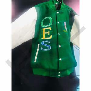 Chaqueta Universitaria Personalizada Verde y Blanca – Estilo Universitario Bordado de Primera Calidad - Product Image 5