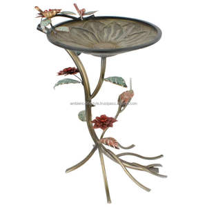 Bebedero para pájaros de diseño clásico, de metal, para jardín exterior, con pedestal, duradero, resistente a la intemperie, estación de agua para aves. - Product Image 5