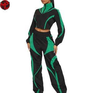 Conjunto Deportivo de Chaqueta Corta y Pantalones Joggers con Logotipo Personalizado OEM, Chándal Deportivo con Bloques de Color para Mujer - Product Image 1