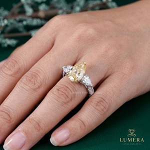 Bague vintage avec diamant de laboratoire jaune poire, pierres latérales poire blanches et bande pavée complète dans un design bicolore élégant - Product Image 6
