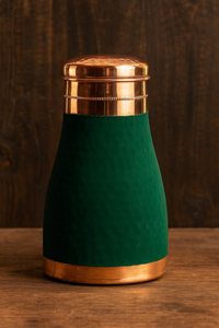 Bouteille de chambre à coucher en cuivre pur martelé finition soie avec verre intégré - Vert 950ml - Product Image 3