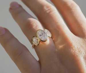 แหวนเพชรทรงรีเพาะเลี้ยงในห้องปฏิบัติการ ประดับเพชรสามเม็ด ทองคำแท้ 14K คุณภาพพรีเมียม สำหรับเป็นของขวัญในโอกาสแต่งงานหรือสัญญา มอบให้คนรัก - Product Image 4