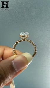 Bague de fiançailles solitaire pavée avec diamant de laboratoire de taille ovale certifié IGI - Product Image 5