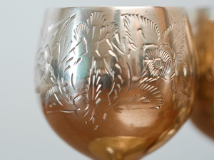 Gobelet à vin vintage en laiton, gravé à la main avec un motif floral, calice décoratif, vaisselle rustique, tasse cadeau - Product Image 2