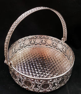 Bandeja Redonda Decorativa de Metal con Base de Espejo Plateada y Borde de Rejilla Metálica Recortada, para Mesa de Centro y Tocador - Product Image 6