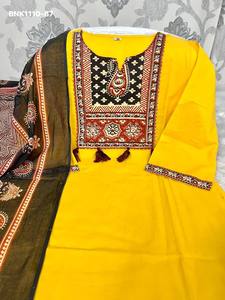 Ensemble Kurti-Pant et Dupatta Mulmul en coton de haute qualité, dernier cri, magnifique, avec tissage imprimé et travail artisanal, achat en ligne en Inde - Product Image 6