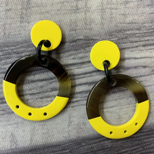 Boucles d'oreilles pendantes en laque de corne de buffle personnalisées faites à la main Style mignon Mode d'anniversaire de mariage pour enfants écologique - Product Image 2