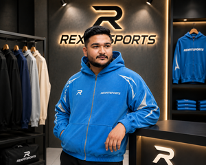 เสื้อฮู้ดซิปอัพผ้าคอร์ดูรอยสีฟ้าสกายบลูแบบสั่งทำพิเศษ REXFITSPORTS 2026 รุ่น Unisex บุขนเฟลซ สไตล์สตรีทแวร์ ซิปยาวเต็มตัว พร้อมลายกราฟิกที่แขนเสื้อ - Product Image 4
